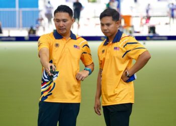 SOUFI (kiri) dan  Izzat sakan beraksi dalam acara perseorangan lelaki kejohanan Piala Dunia Boling Padang 2025, hari ini.