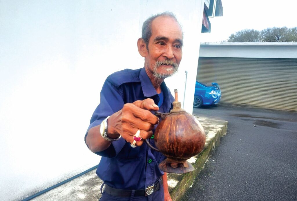 Pelita kelapa tua jadi sumber rezeki Che Mat