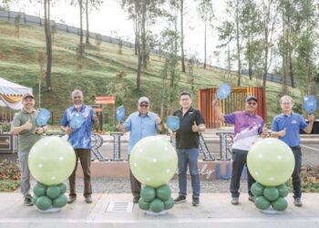 CHAI Kian Soon (tiga dari kanan) bersama Setiausaha Politik kepada Menteri Kesihatan Malaysia, Mohammad Faisal Ismail (tiga dari kiri) semasa pembukaan Suria Park di Suria Hill, Puncak Alam.
