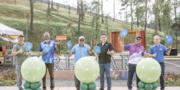 CHAI Kian Soon (tiga dari kanan) bersama Setiausaha Politik kepada Menteri Kesihatan Malaysia, Mohammad Faisal Ismail (tiga dari kiri) semasa pembukaan Suria Park di Suria Hill, Puncak Alam.