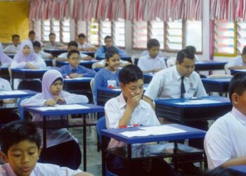 SISTEM pendidikan negara perlu bergerak seiring dengan keperluan semasa dan masa hadapan, bukan kembali kepada pendekatan lama yang terlalu menekankan peperiksaan sebagai ukuran tunggal kecemerlangan murid.