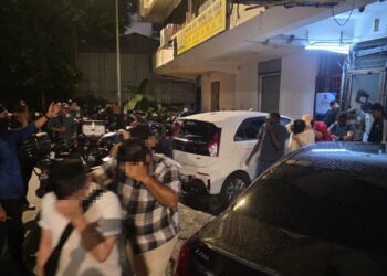 SEBAHAGIAN individu yang ditahan dalam operasi di sebuah pusat kesihatan di Jalan Raja Laut, Kuala Lumpur semalam