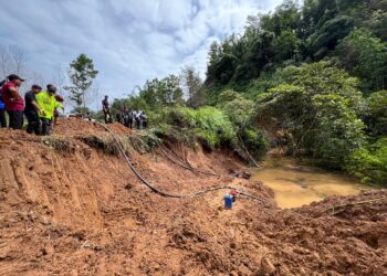 POLIS meninjau lokasi pembetung tersumbat yang boleh menyebabkan tanah runtuh dan banjir lumpur dekat Kampung Brooke Lama, Pos Brooke, Gua Musang, Kelantan, hari ini.