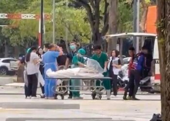 MAYAT mangsa banjir di Hat Yai dihantar ke Hospital Songklanagarind, Thailand untuk bedah siasat.