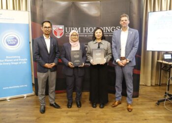 KETUA Pegawai Eksekutif, Shahrulnizam Md. Sharif (tengah) bersama Veronika Utami menyaksikan Majlis Pertukaran Memorandum Persefahaman antara UPM Consultancy & Services dan Dutch Lady Milk Industries Berhad di Serdang, baru-baru ini.