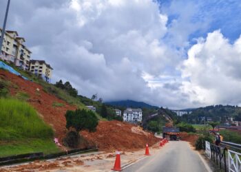 KEJADIAN tanah runtuh di kawasan perumahan Puncak Arabella di Tanah Rata, Cameron Highlands yang menyebabkan kira-kira 700 penduduk terperangkap baru-baru ini