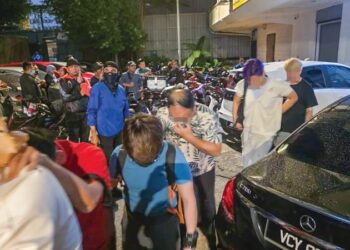 SEBAHAGIAN individu yang ditahan dalam operasi di sebuah pusat kesihatan di Kuala Lumpur, disyaki terlibat aktiviti songsang, semalam.