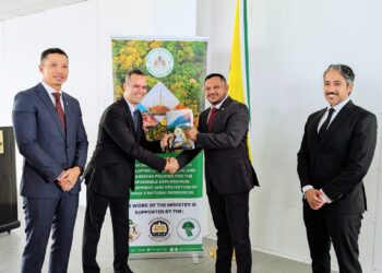 WAKIL dari Petronas, Kerajaan Guyana, TotalEnergies dan QatarEnergy bergambar selepas menandatangani perjanjian petroleum melibatkan Blok S4 di Guyana.