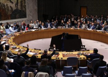 ANGGOTA UNSC mengangkat tangan ketika mengundi menyokong draf resolusi membenarkan Penubuhan Pasukan Penstabilan Antarabangsa 
di Gaza di ibu pejabat PBB di New York. – AFP