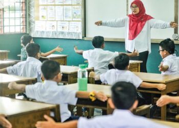 PENDIDIKAN karakter adalah asas penting dalam membentuk generasi muda yang bukan sahaja cerdik dari segi akademik tetapi juga tinggi akal budi, sopan, bertanggungjawab dan beretika.
