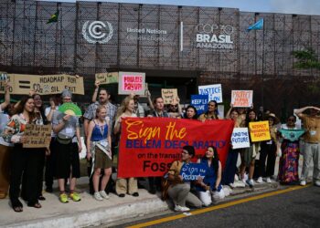 KUMPULAN aktivis iklim mengambil bahagian dalam demonstrasi semasa Persidangan Perubahan Iklim PBB COP30 di Belem, negeri Para, Brazil.- AFP