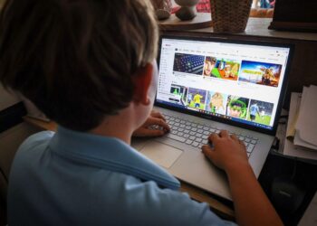 AUSTRALIA mewajibkan semua platform media sosial menyekat pengguna bawah umur menjelang 10 Disember. - AFP