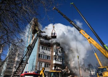 ANGGOTA penyelamat Ukraine beroperasi di lokasi bangunan kediaman yang rosak teruk susulan serangan udara Russia di bandar Ternopil, kelmarin.- AFP