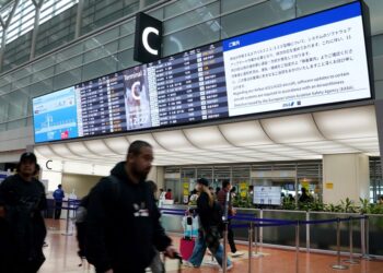 PAPAN kenyataan di lobi daftar masuk All Nippon Airways (ANA) memaklumkan naik taraf perisian pesawat Airbus A321/A320 syarikat itu yang menyebabkan kelewatan dan pembatalan penerbangan di Lapangan Terbang Haneda, Tokyo.-AFP