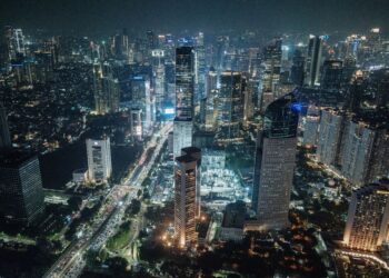 PEMANDANGAN suasana dari dek pemerhatian tertinggi di bangunan Thamrin Nine, Jakarta. 
– AFP