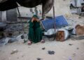 SEORANG wanita terduduk sambil menangis di sebelah peralatan yang sempat diselamatkan dari runtuhan rumahnya yang musnah akibat serangan Israel di Khan Younis, selatan Semenanjung Gaza.-AFP