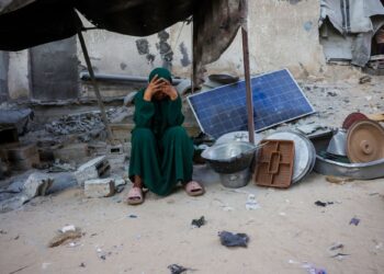 SEORANG wanita terduduk sambil menangis di sebelah peralatan yang sempat diselamatkan dari runtuhan rumahnya yang musnah akibat serangan Israel di Khan Younis, selatan Semenanjung Gaza.-AFP