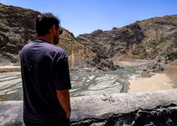 SEORANG lelaki melihat paras air yang rendah pada bahagian hulu sungai di kawasan empangan Amir Kabir di sepanjang Sungai Karaj di banjaran gunung Alborz, utara Iran. – AFP