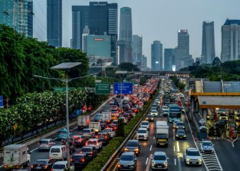 KEADAAN trafik sesak semasa waktu puncak di Jakarta, Indonesia. – AFP