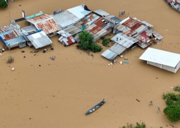 PEMANDANGAN dari udara menunjukkan sebahagian rumah ditenggelami banjir akibat Fung-Wong di Tuguegarao Filipina. - AFP