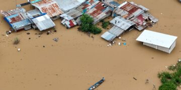 PEMANDANGAN dari udara menunjukkan sebahagian rumah ditenggelami banjir akibat Fung-Wong di Tuguegarao Filipina. - AFP