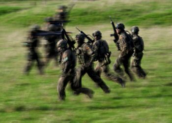 REKRUT tentera Jerman, Bundeswehr, mengambil bahagian dalam latihan tempur di berek Westfalen-Kaserne, Ahlen, barat Jerman. – AFP