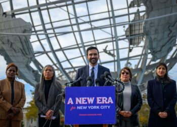 DATUK Bandar New York, Zohran Mamdani (tengah) berucap semasa sidang akhbar di Unisphere di Flushing Meadows Corona Park di daerah Queens, New York, kelmarin. – AFP