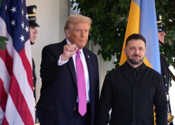 PRESIDEN AS, Donald Trump (kiri) menyambut Presiden Ukraine, Volodymyr Zelensky di luar Rumah Putih di Washington, DC, pada 17 Oktober lalu.- AFP