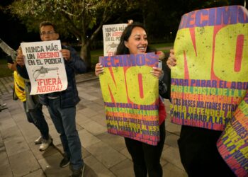 PENGUNDI meraikan keputusan awal referendum pembaharuan perlembagaan di Guayaquil, Ecuador.-AFP