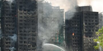 PASUKAN bomba memadam kebakaran di blok pangsapuri yang terbakar di Hong Kong. – AFP
