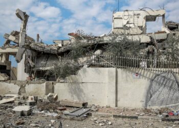 RUNTUHAN bangunan kediaman Yasser Arafat kini dijadikan tempat perlindungan penduduk Palestin di kejiranan Rimal di Gaza City.-AGENSI