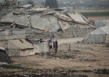 PENDUDUK Palestin yang hilang tempat tinggal mendirikan khemah di antara runtuhan bangunan di kem pelarian Bureij di tengah Gaza.- AFP