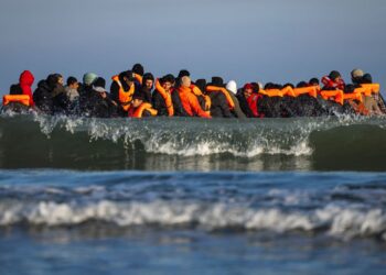 PENDATANG duduk di atas bos penyeludup dalam cubaan menyeberangi Selat Inggeris berhampiran pantai Gravelines, utara Perancis.- AFP
