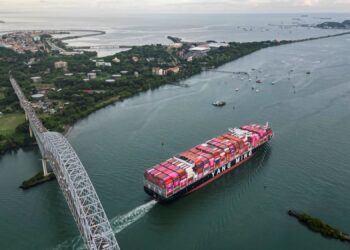 PEMANDANGAN udara kapal kargo Taiwan Yang Ming belayar keluar dari Terusan Panama di bahagian Lautan Pasifik di Panama City.-AFP