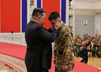 KIM Jong Un memeluk seorang anggota tentera yang menyertai operasi ketenteraan membantu Russia di bangunan ibu pejabat Jawatankuasa Pusat Parti Pekerja Korea (WPK) di Pyongyang.-AFP