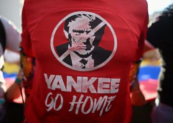 SEHELAI baju-T memaparkan gambar Presiden Donald Trump dengan slogan 'Yankee go home', yang dipakai penyokong Presiden Venezuela, Nicolas Maduro, semasa perhimpunan menentang aktiviti ketenteraan AS di Caribbean, di Caracas, pada 30 Oktober lalu.- AFP