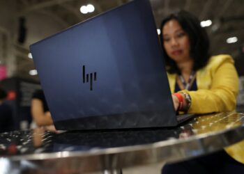 Komputer riba baharu HP digunakan semasa sesi demonstrasi di persidangan teknologi Collision 2024 di Enercare Centre di Toronto, Kanada.-AFP