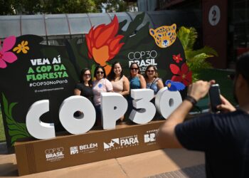 ORANG ramai bergambar di tirai latar COP30 di Estacao das Docas, kawasan pelabuhan pelancongan di Belem, Para, Brazil, Ahad lalu. – AFP