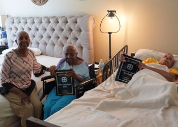 LYLE (tengah) dan Eleanor (baring) Gittens. – AGENSI