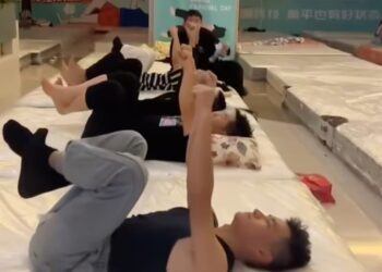 PESERTA pusingan terakhir yang masih bertahan diminta mengangkat kaki dan tangan bagi menambah elemen fizikal sebelum pemenang diumumkan.-AGENSI