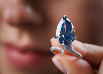 KAKITANGAN mempamerkan berlian Mellon Blue seberat 9.51 karat di rumah lelongan Christie’s di Geneva.-AFP