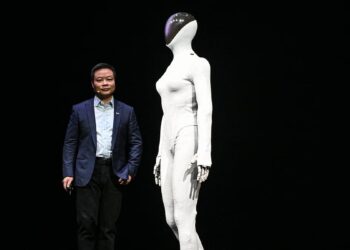 ROBOT IRON generasi pertama akan mula dipamerkan di lokasi Xpeng bermula tahun depan, namun harga jualan belum diumumkan. 
– AGENSI