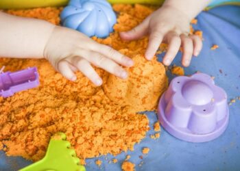 PRODUK mainan pasir berwarna dikesan mengandungi asbestos yang boleh membahayakan kanak-kanak.-AGENSI