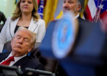 DONALD Trump tertidur ketika menghadiri satu acara mengenai penurunan harga ubat di Pejabat Oval, Rumah Putih. – AGENSI