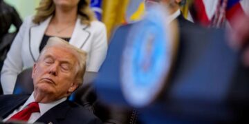 DONALD Trump tertidur ketika menghadiri satu acara mengenai penurunan harga ubat di Pejabat Oval, Rumah Putih. – AGENSI