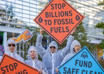 KUMPULAN aktivis mengadakan demonstrasi bantah pelaburan terhadap bahan api fosil di luar ibu pejabat Bank Dunia di Washington. – AFP