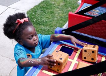 SEORANG kanak-kanak bermain semasa acara Rally for Childcare yang bertujuan mengembalikan dana untuk penjagaan kanak-kanak di Freedom Plaza di Washington.-AFP