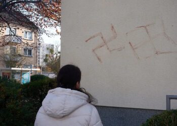 PAPARAN lambang Nazi, termasuk swastika, diharamkan di Jerman. – AGENSI