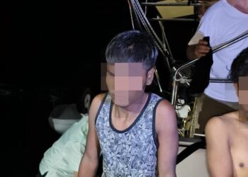 ANTARA mangsa yang diselamatkan setelah bot dinaiki mereka dari Myanmar karam berhampiran Pulau Tarutao di sempadan Malaysia-Thailand di Langkawi. - IHSAN MARITIM MALAYSIA