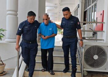 TERTUDUH dibawa ke Mahkamah Sesyen Raub, Pahang semalam bagi didakwa atas pertuduhan merogol anak kandungnya pada Oktober lalu.